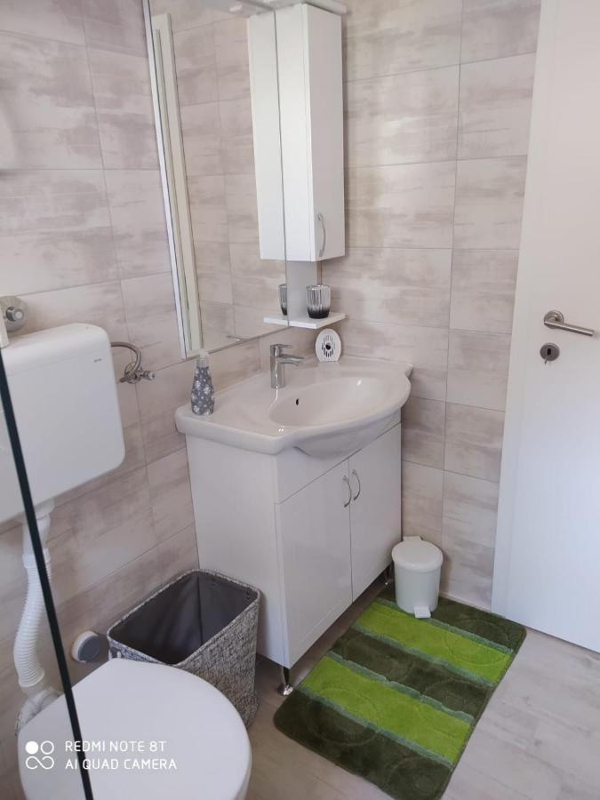 Apartmani Ana Vir Exteriör bild
